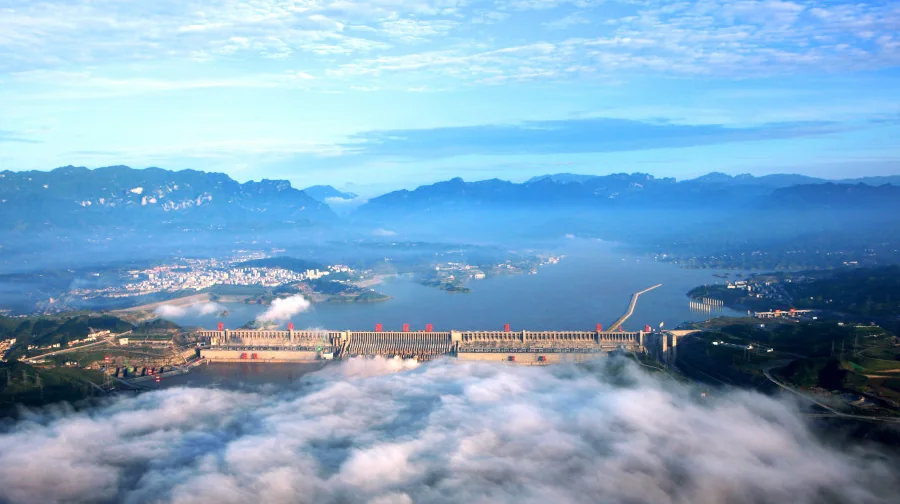 三峡大坝 · 云海